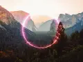 Góry Yosemite otoczone neonowym kręgiem, jakby symbolizującym 7 rok numerologiczny.