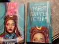 Karty i książka "Tarot Światła i Cienia" z wizerunkiem kobiety z księżycem na czole.