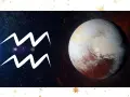 Pluton w wodniku, symbol zodiaku Wodnik i planeta Pluton na tle kosmosu.
