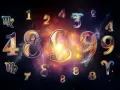 Lśniące cyfry i znaki zodiaku na tle kosmicznej mgławicy. W centrum liczby 8 i 9, symbolizujące potencjalny numerologiczna 11 partner.