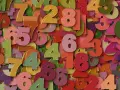 Kolorowe cyfry tworzą tło. Wśród nich wyróżnia się liczba 8, symbolizująca rok numerologiczny 8, moc i sukces.