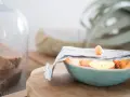 Jak palić kadzidło bez węgielka? Mała świeczka podgrzewa aromatyczne żywice w ceramicznej miseczce, tworząc subtelny zapach.