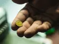 Dłoń trzymająca monetę 1 grosz. Może to być początek rytuału na pieniądze, symbolizujący mały krok do bogactwa.