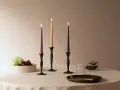 Trzy świece w czarnych świecznikach: ciemnoróżowa, beżowa i granatowa. Różowa świeca znaczenie: symbolizuje miłość, spokój i harmonię.