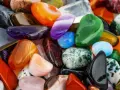 Kolorowe kamienie, w tym chalcedon, emanują magicznymi właściwościami. Ich piękno i energia przyciągają wzrok.