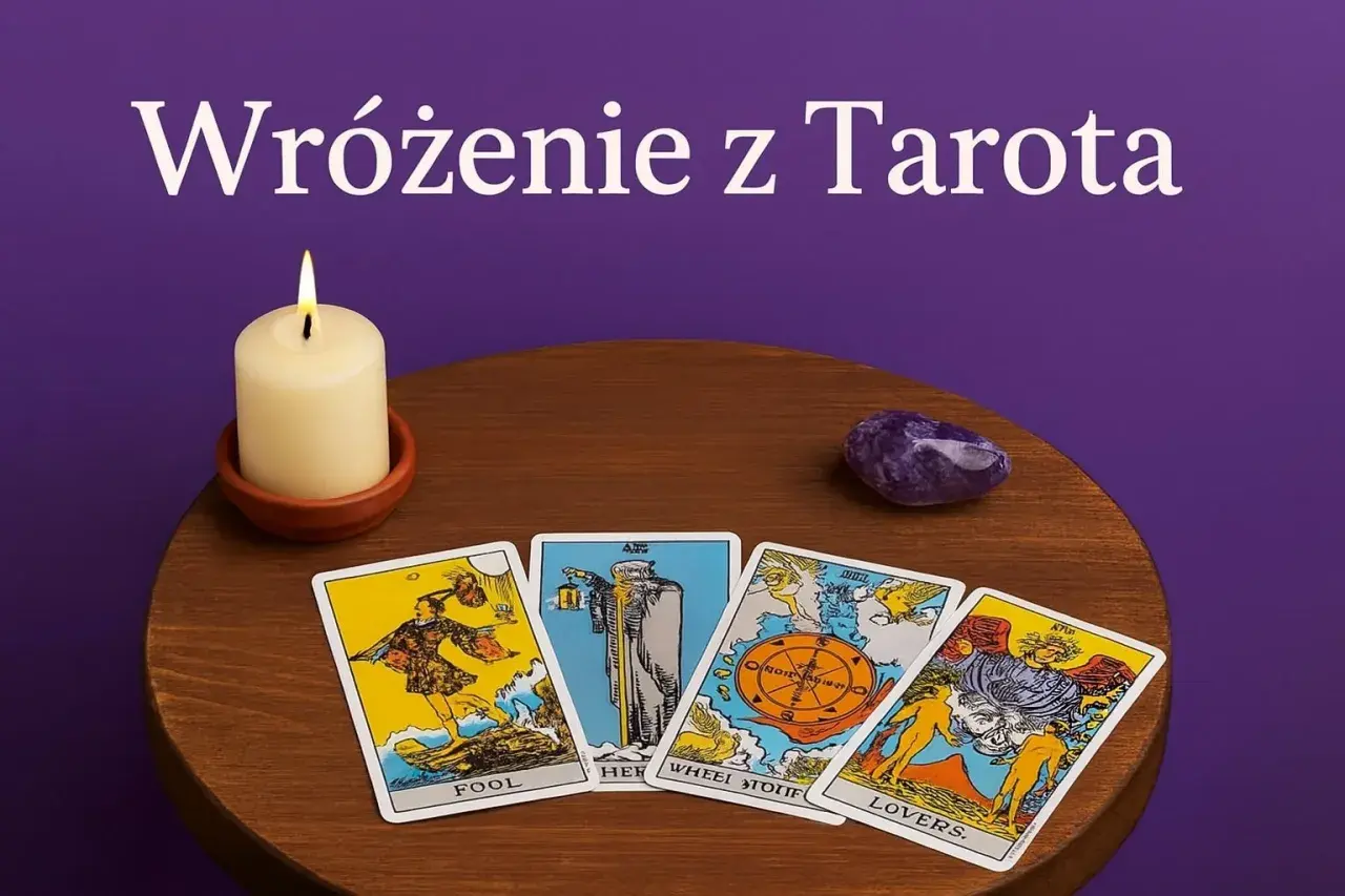 Na stole leżą karty tarota: Głupiec, Wisielec, Koło Fortuny i Kochankowie. Obok świeca i ametyst.