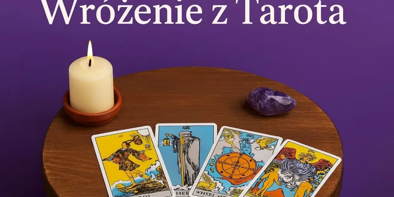 Na stole leżą karty tarota: Głupiec, Wisielec, Koło Fortuny i Kochankowie. Obok świeca i ametyst.