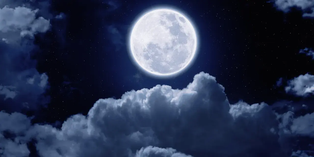 Jasna pełnia księżyca nad chmurami, nocne niebo pełne gwiazd, idealne do nocnych zaklęć.