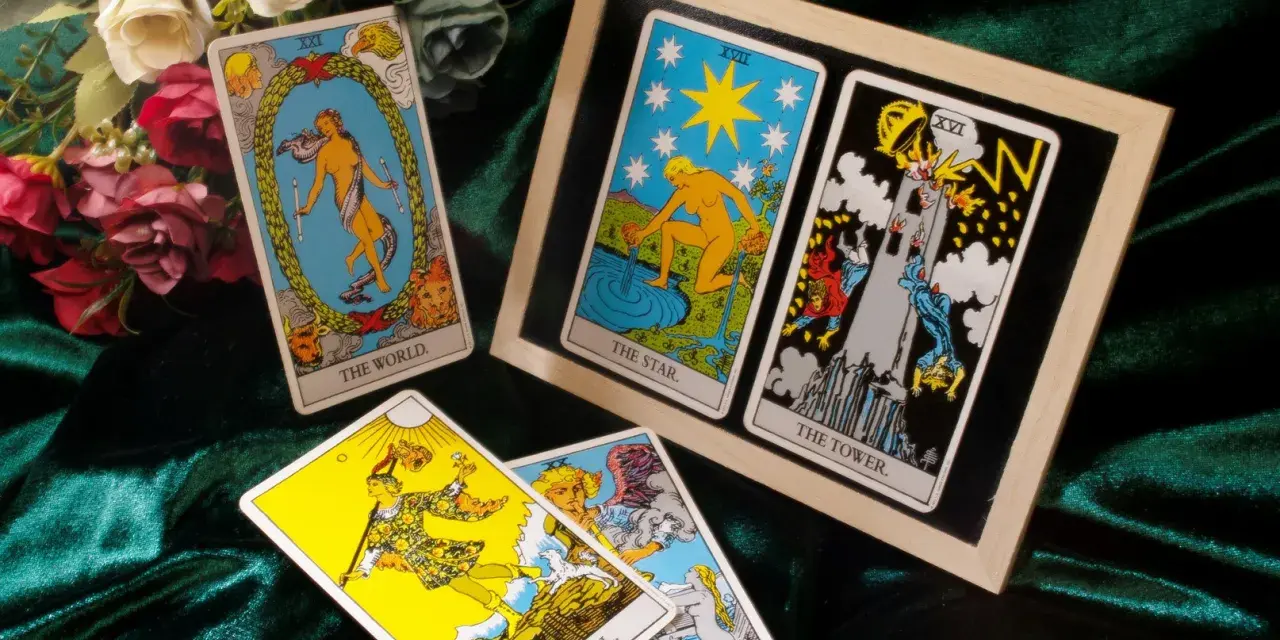 Rozłożone karty tarota: Świat, Gwiazda i Wieża. Tajemnicze wróżenie z kart tarota na aksamitnym tle.