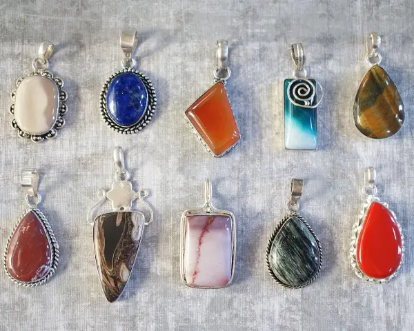 Odkryj, jak znaleźć swój amulet wśród dziesięciu wisiorków z kamieniami szlachetnymi.