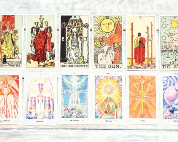 Różne karty tarota, w tym Królowa Buław, Słońce i Gwiazda. To jest co to tarot.
