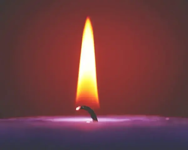 Płomień świecy, symbolizujący nadzieję i ciepło. Brązowa świeca znaczenie - spokój i stabilność.