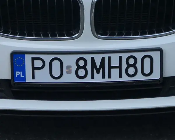 Tablica rejestracyjna PO 8MH80. Czy cyfry i litery mają znaczenie w numerologii tablic rejestracyjnych?