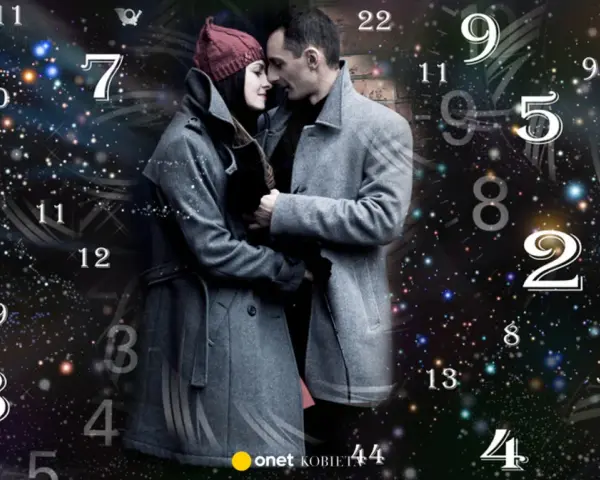 Para zakochanych w otoczeniu liczb, gdzie 1 i 8 numerologia splatają się z kosmicznym tłem.