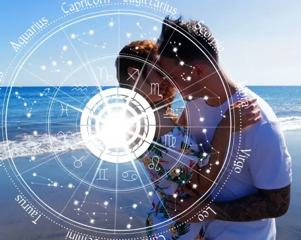 Para zakochanych na plaży, otoczona kołem zodiaku. Ich miłość jest jak numerologiczna 4 – stabilna i pełna harmonii.