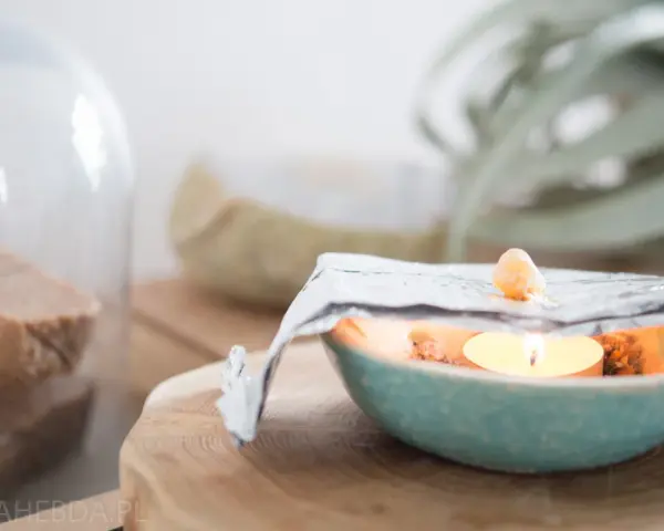 Jak palić kadzidło bez węgielka? Mała świeczka podgrzewa aromatyczne żywice w ceramicznej miseczce, tworząc subtelny zapach.