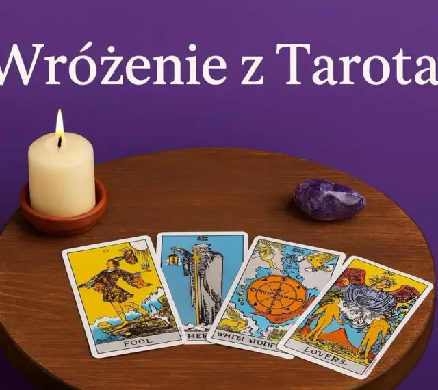 Na stole leżą karty tarota: Głupiec, Wisielec, Koło Fortuny i Kochankowie. Obok świeca i ametyst.