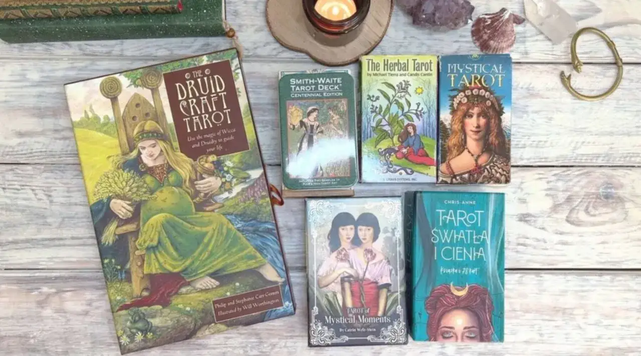 Różne rodzaje kart tarota: Druid Craft Tarot, Smith-Waite, Herbal Tarot, Mystical Tarot, Tarot of Mystical Moments, Tarot Światła i Cienia.