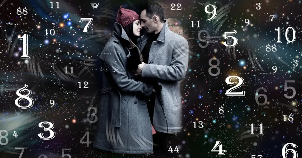 Para zakochanych w objęciach, otoczona przez kosmiczne tło i liczby, symbolizujące 3 i 8 numerologię.