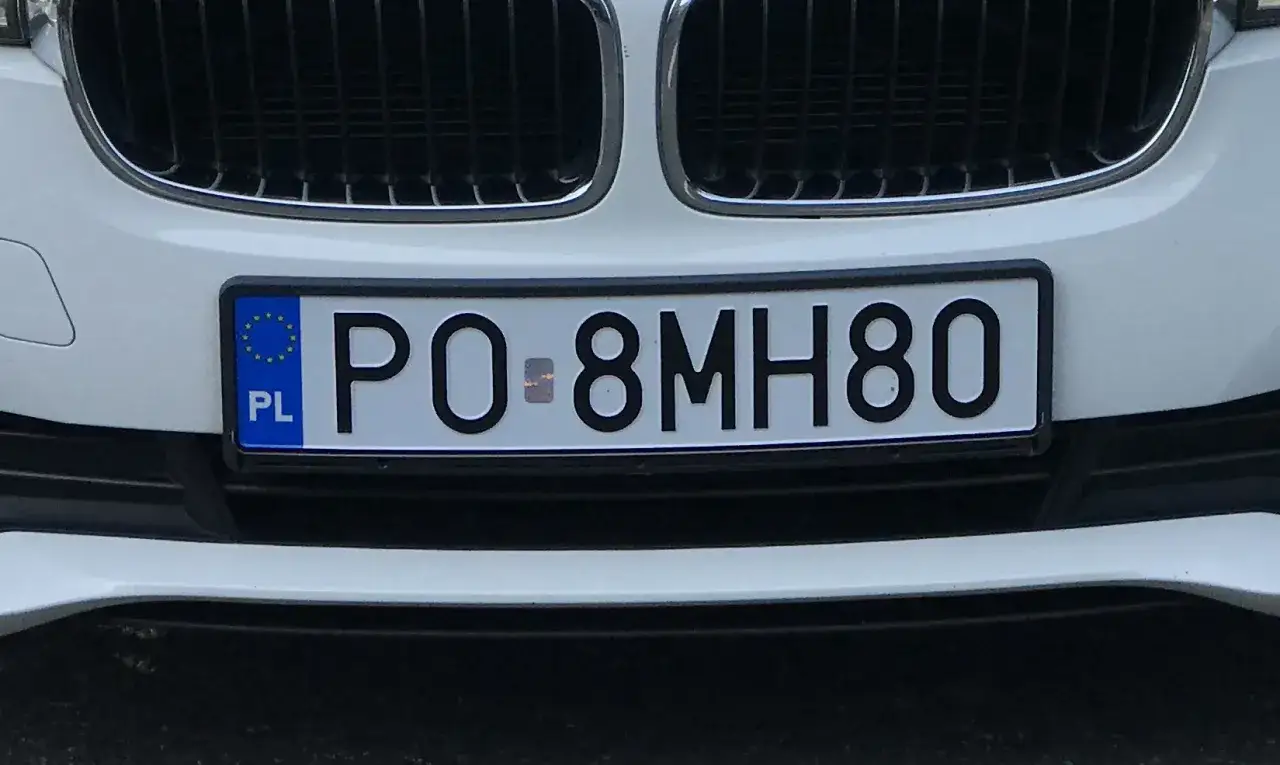 Tablica rejestracyjna PO 8MH80. Czy numerologia tablic rejestracyjnych ma znaczenie?