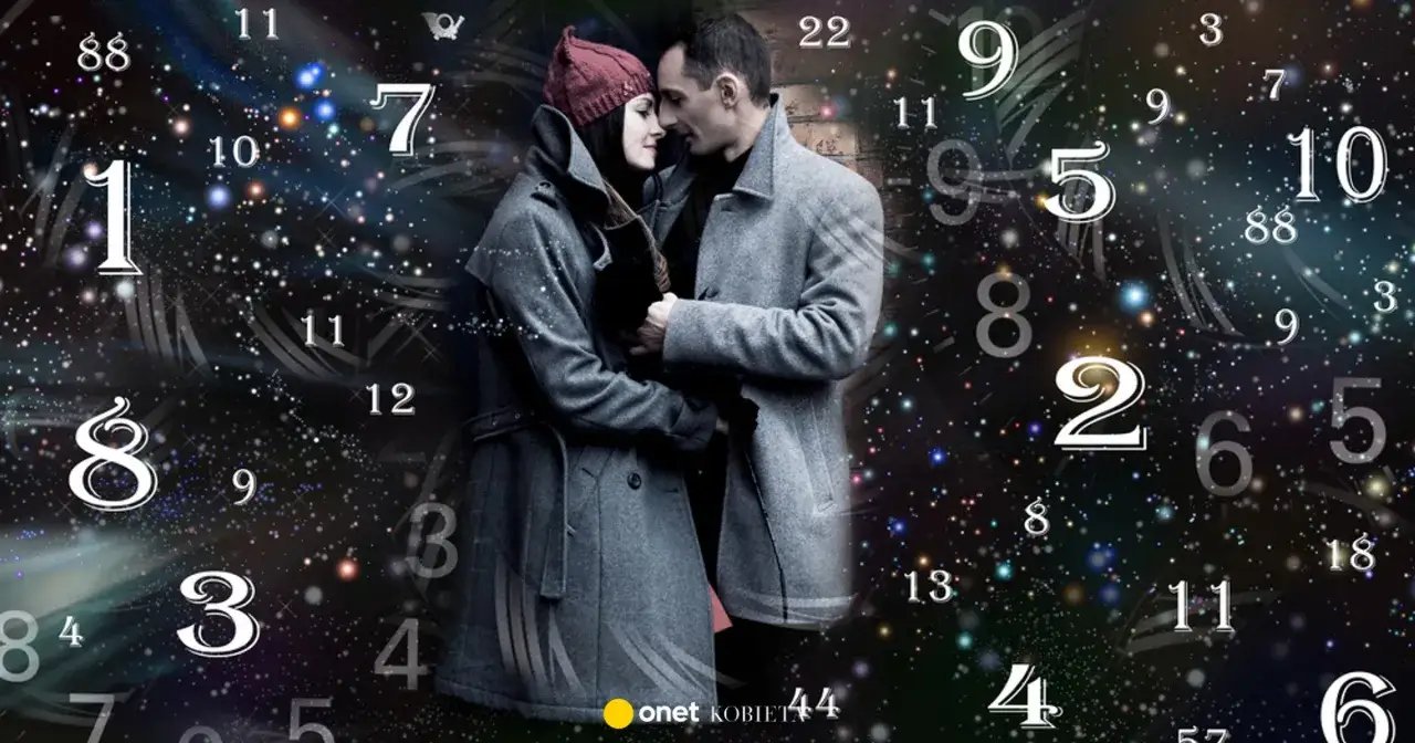 Para zakochanych na tle kosmosu z liczbami. Ich numerologiczna 3 i 9 tworzą harmonijną całość.